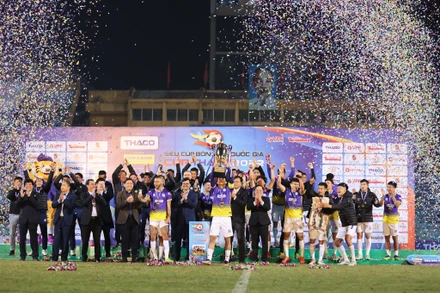 Thắng Hải Phòng 2-0, các cầu thủ Hà Nội vui mừng với chức vô địch Siêu cúp Quốc gia. (Ảnh: VPF)
