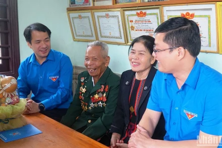 Bí thư Trung ương Đoàn Ngô Văn Cương thăm, tặng quà cho gia đình Anh hùng lực lượng vũ trang Nhân dân Hồ Vai.