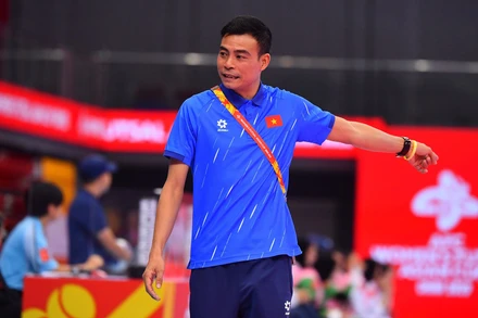 Huấn luyện viên Nguyễn Đình Hoàng của đội tuyển futsal nữ Việt Nam tại Giải Futsal nữ vô địch châu Á 2025. (Ảnh: VFF)