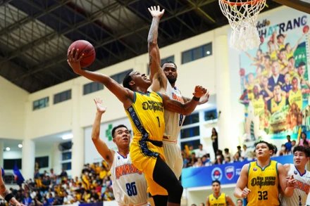 Cleveland Jackson (Nha Trang Dolphins) chịu sự truy cản của Shane Henry. (Ảnh: VBA)