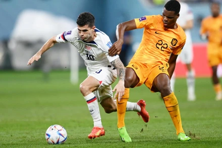 Pulisic tranh chấp bóng cùng Dumfries. (Ảnh: Reuters) 