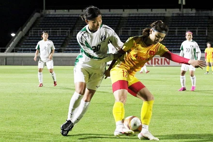 Tranh chấp quyết liệt khu vực giữa sân. (Ảnh: VFF)