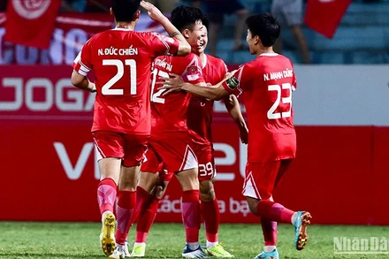 Các đồng đội ăn mừng cùng người kiến tạo bàn thắng Hoàng Đức. (Ảnh: TRẦN HẢI)