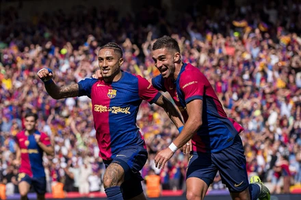 Raphinha (trái) lập cú đúp giúp Barca giành chiến thắng. (Ảnh: Barca FC)