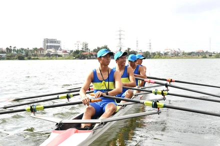 Đội đua Rowing sẵn sàng trước vạch xuất phát. 