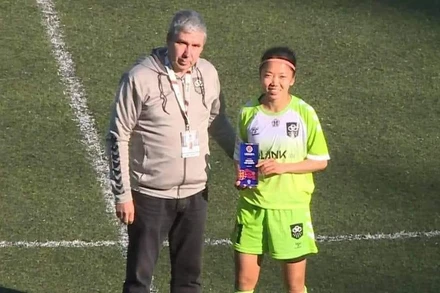 Huỳnh Như nhận danh hiệu Cầu thủ xuất sắc nhất trận đấu tối 5/11 (theo giờ Việt Nam). 