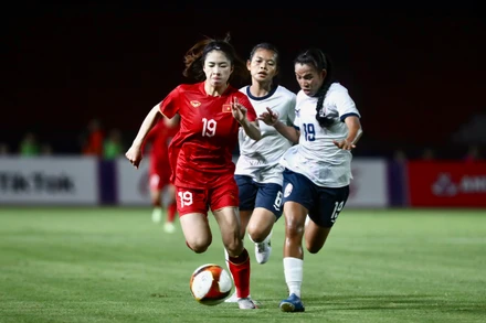 Thanh Nhã đi bóng tốc độ trước cầu thủ nữ Campuchia. (Ảnh: Dương Thuật)