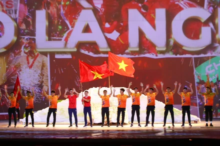 Các cầu thủ câu lạc bộ bóng đá Hà Nội trên sân khấu chương trình. 