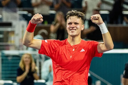 Jakub Mensik gây sốc khi đánh bại huyền thoại banh nỉ Novak Djokovic trong trận chung kết Miami Open 2025. (Ảnh: Miami Open)