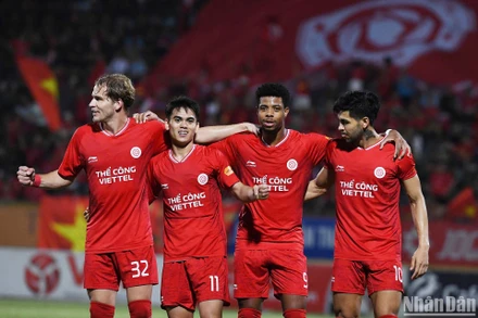 Các cầu thủ Thể Công Viettel ăn mừng chiến thắng đậm đà. (Ảnh: TRẦN HẢI)