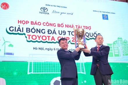 Ban Tổ chức giới thiệu cúp vô địch Giải bóng đá U9 toàn quốc năm 2023.