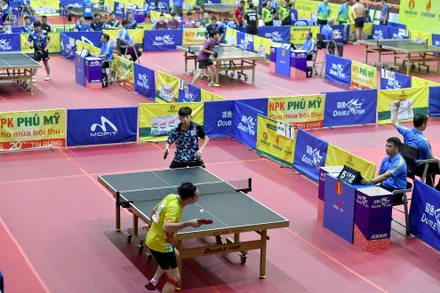 [Video] Ca sĩ Tùng Dương và Á hậu Lê Nguyễn Ngọc Hằng biểu diễn tại Giải vô địch Bóng bàn Quốc gia Báo Nhân Dân lần thứ 42