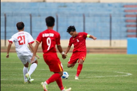 Đội trưởng Công Phương dẫn bóng. (Ảnh: VFF)