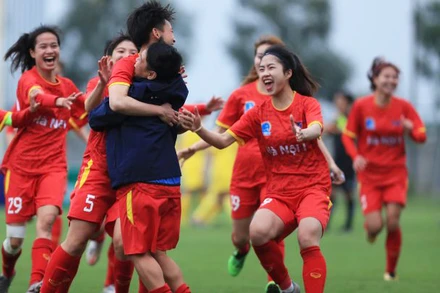 Các cầu thủ Hà Nội I ăn mừng chiến thắng trước Thái Nguyên T&T trên loạt sút luân lưu nghẹt thở. (Ảnh: VFF)