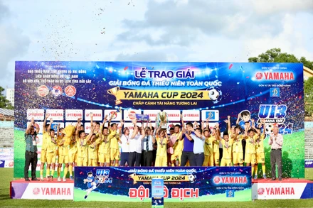 U13 Sông Lam Nghệ An nâng cao chiếc cúp vô địch. 