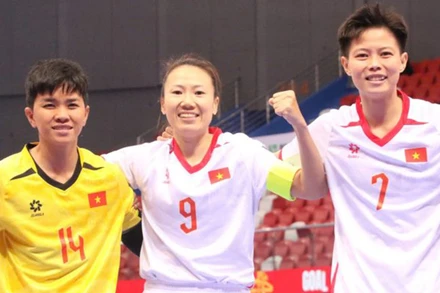 Đội trưởng Trịnh Nguyễn Thanh Hằng (giữa) cùng các đồng đội. (Ảnh: VFF)