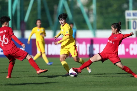 Các cầu thủ TP Hồ Chí Minh I (áo vàng) kiểm soát tốt thế trận. (Ảnh: VFF)