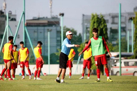 Huấn luyện viên Đinh Thế Nam đặc biệt quan tâm đến việc nâng cao tâm lý, bản lĩnh cho các cầu thủ. (Ảnh: VFF)