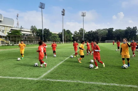 Các nữ tuyển thủ U18 Việt Nam tập luyện nhẹ trên sân. (Ảnh: VFF)