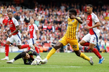 Brighton cầm hòa Arsenal dù thi đấu hơn người. (Ảnh: Reuters)