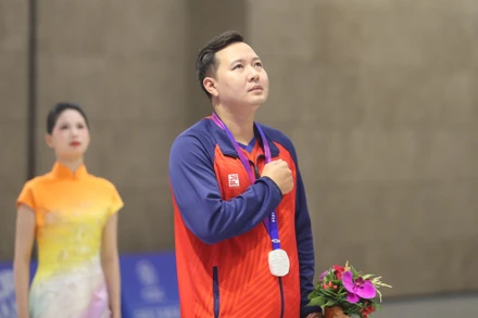 Xạ thủ Ngô Hữu Vương cùng tấm Huy chương Bạc. (Ảnh: Việt Anh)