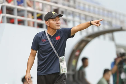 HLV Akira Ijiri liên tục đưa ra chỉ đạo với các học trò U17 nữ Việt Nam. (Ảnh: VFF)