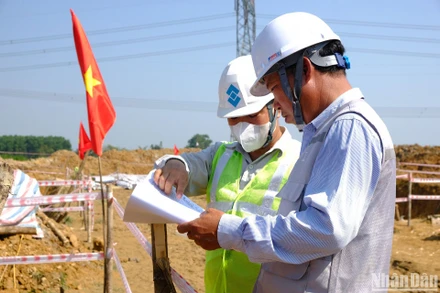 Các kỹ sư trao đổi trong quá trình thi công cột móng nhằm đạt tốc độ xây dựng hiệu quả. 