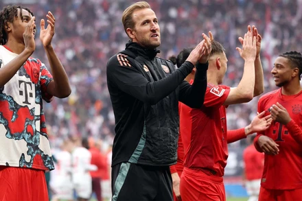 Kane có lần đầu trải nghiệm cảm giác bước lên ngôi vô địch cùng với Bayern. (Ảnh: FC Bayern)