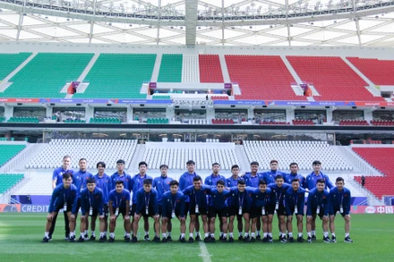 Các thành viên đội tuyển Việt Nam trên sân vận động Al Thumama. (Ảnh: VFF)