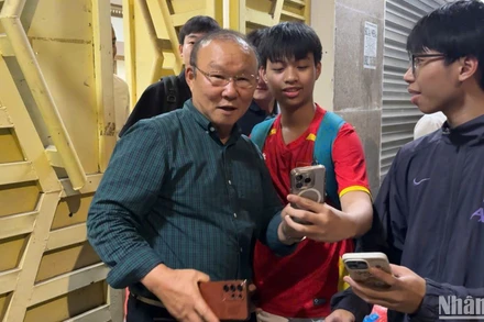 Huấn luyện viên Park Hang Seo được các bạn trẻ săn đón chụp ảnh cùng. 