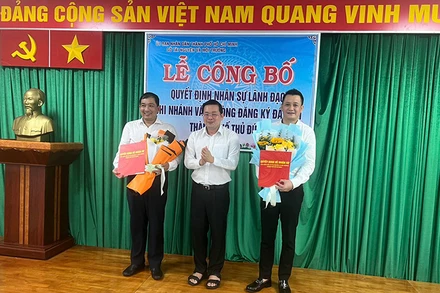 Ông Nguyễn Toàn Thắng, Giám đốc sở Tài nguyên và Môi trường Thành Phố Hồ Chí Minh (đứng giữa) trao quyết định điều động, bổ nhiệm cán bộ. 