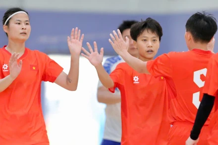 Các tuyển thủ futsal nữ Việt Nam thi đấu ấn tượng trước các cầu thủ nam của đội futsal Xạ Store. (Ảnh: VFF)