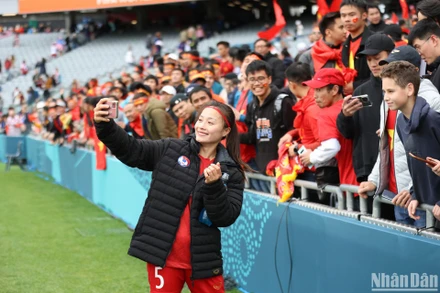 [Ảnh] Đội tuyển nữ Việt Nam cảm ơn khán giả trên sân Eden Park
