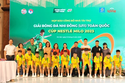 Ban Tổ chức chụp ảnh lưu niệm cùng các cầu thủ nhí U11. (Ảnh: HUY HOÀNG)