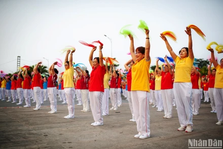 Tiết mục thể dục dưỡng sinh của người cao tuổi.