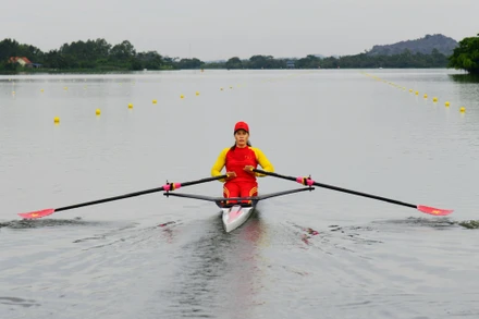 Phạm Thị Huệ thi đấu bền bỉ để giành vé vào tứ kết nội dung thuyền đơn hạng nặng nữ. 