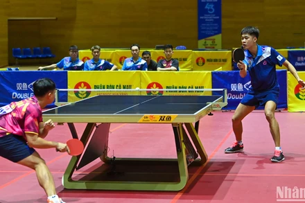 Trận đấu thứ 3 chung kết đồng đội nam giữa Tạ Hồng Khánh (Công an Nhân dân T&T 1) và Đỗ Tuấn Kiệt (Hà Nội 1). (Ảnh: DUY LINH)