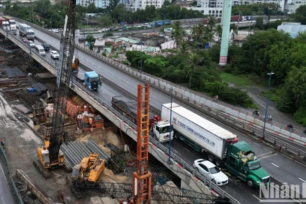 Giàn cẩu tại công trình xây dựng nút giao Mỹ Thủy, Thành phố Hồ Chí Minh đổ sập, đè trúng xe container và ô-tô 7 chỗ đang lưu thông trên đường.