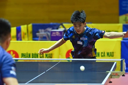 Tay vợt trẻ Đỗ Mạnh Lương (Hà Nội 1) giành thắng lợi bất ngờ với tỷ số 3-1 trước Nguyễn Đức Tuân (Hải Dương-Long Hải 1) tại bán kết đồng đội nam. (Ảnh: DUY LINH)