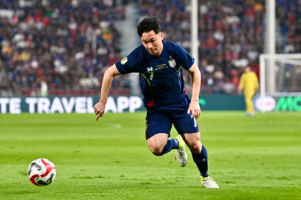 Supachok Sarachat dứt điểm từ xa trong bất ngờ của các tuyển thủ Việt Nam. (Ảnh: FAT)