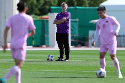 Huấn luyện viên Philippe Troussier quan sát kỹ các cầu thủ trên sân tập. (Ảnh: VFF)