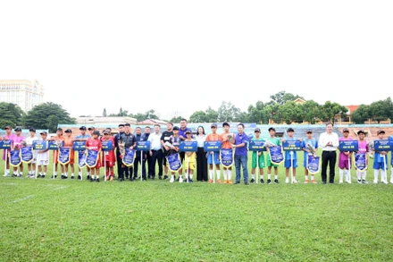 16 đội bóng thiếu niên tham dự giải đấu. 