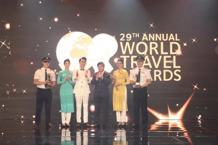 Đại diện Vietnam Airlines nhận giải thưởng. 