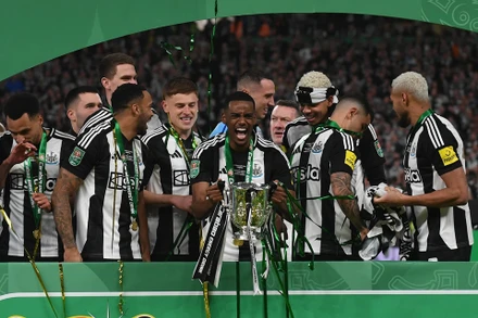 Các cầu thủ Newcastle cùng cúp vô địch Carabao Cup 2024/25. (Ảnh: Newcastle)