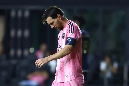 Messi thất vọng sau trận đấu. (Ảnh: Goal)