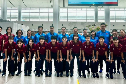 Các thành viên đội tuyển futsal nữ Việt Nam hứng khởi trước giờ khởi hành. (Ảnh: VFF)