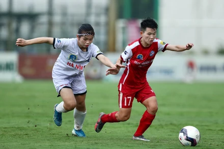 Than Khoáng sản Việt Nam (áo đỏ) thắng dễ trước Hà Nội II. (Ảnh: VFF)