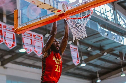 Alonzo stafford úp rổ thành công. 