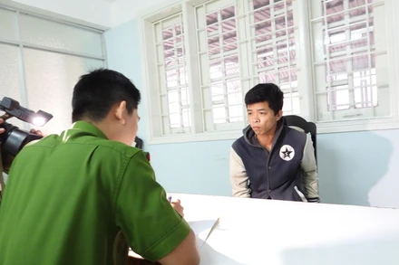 Đối tượng Lê Công Bình tại cơ quan điều tra. (Ảnh: Công an cung cấp)