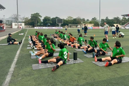 Các cầu thủ U17 nữ Thái Lan tập làm quen sân Học viện Cảnh sát Nhân dân. (Ảnh: VFF)